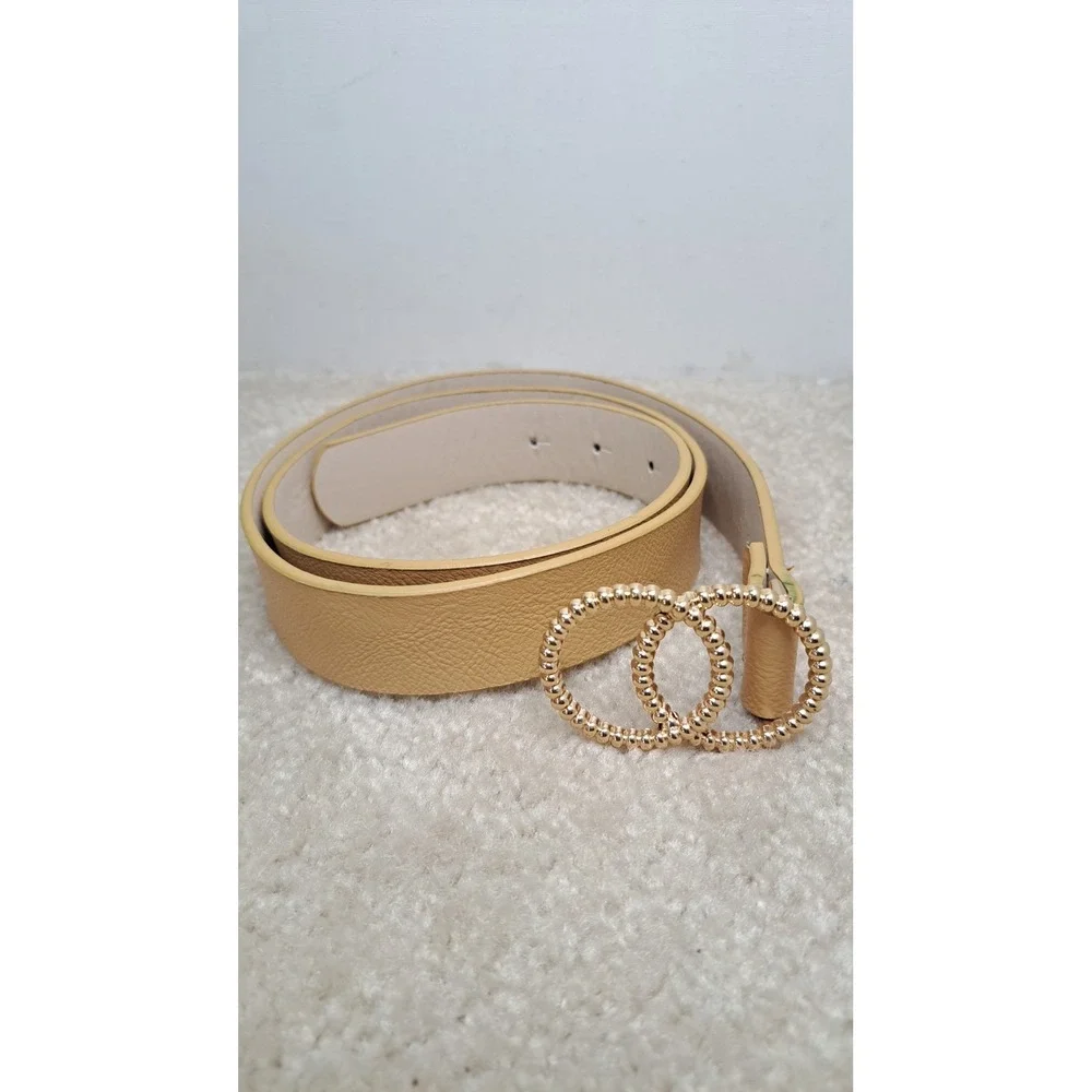 Moxy Boutique Beige Belt Boho Women's Size M / L Textured Gold Buckle Belt